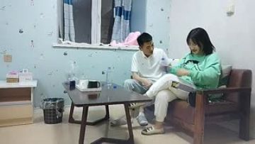 小伙约操00后嫩妹，沙发抠穴乳房粉嫩坚挺，啪啪后入正是精神充沛之时，