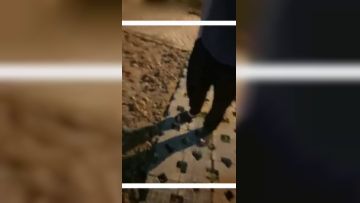 黑丝姐妹花夜晚勾搭路人带到办公室玩双飞