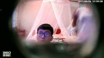 吐血推荐-主题酒店偷拍娇小漂亮的牛仔短裤大学美女被195CM男友来回爆操了5次,个子太高弯着腰还插不进去!