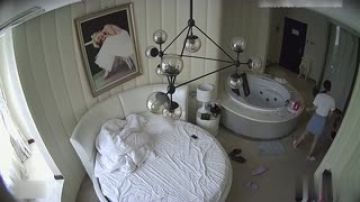 [酒店偷拍] 清纯师范大学大波美女~因为缺钱只好给欲求不满的大叔包养~忍着痛用多姿势取悦SugarDaddy最后一起高潮~