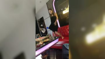 性感美女和2男在KTV包厢里多人运动，边被操还能边唱歌真是奇才～