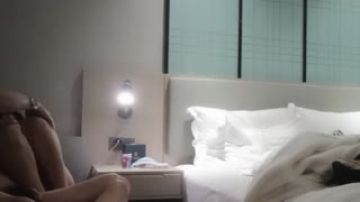 大战苗条兼职学生妹，胆子大直接偷拍洗澡，乖巧听话近景啪啪