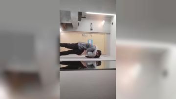 再约奶茶店眼镜大奶妹子，沙发调情扣逼玩振动棒喷水猛操