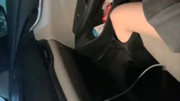 老哥开车带喝醉妹子会宾馆啪啪床上脱掉内裤直接开干