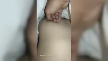 (偷拍小侄女)灌醉小表妹,再溜入闺房肆意玩弄