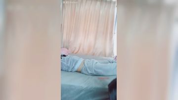 【偷拍】寂寞少妇邻居有点饥渴身穿酒红色睡衣让我到家里大