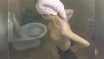 洗澡偷拍小姨子洗澡咪咪身材都不错纹身很性感