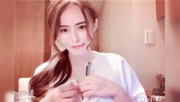 巨乳白虎女秘书在桌子下帮老板口爱