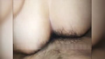 漂亮嫩妹第一次破处时男友要自拍留纪念,妹子害羞不让拍,插的真激烈