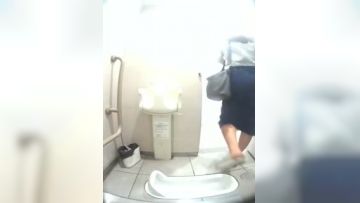 厕所偷拍路人尿尿