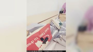 巨乳白嫩主播冷儿来姨妈就玩花样酸奶倒鸡巴上一会乳交一会口交