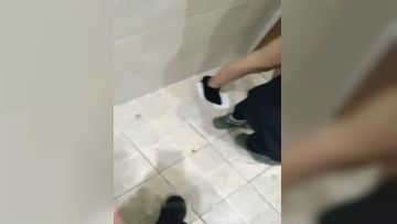 苗条身材挺嫩妹子KTV厕所啪啪 卫生间台子上大力猛操0