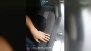 身材纤细白嫩女主播浪潮兔兔与炮友驱车到野外车震车里干完