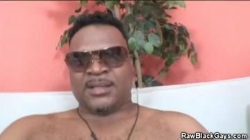 酷酷的黑人哥们从他的鸡巴上跳下来