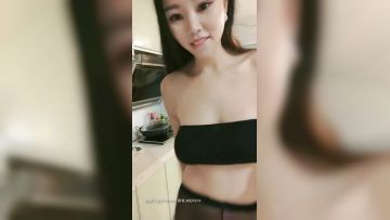 主播福利 长沙小妖精全程露脸大秀直播，厨房里的激情情趣连体黑丝高跟诱惑，自揉大奶自慰骚逼诱惑呻吟洗澡秀不要错过