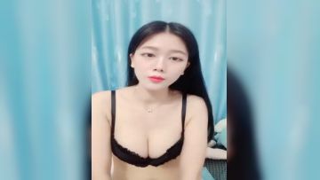 好美好纯好养眼~鲛儿~：漂亮的乳房，啊啊哥哥想要，道具自慰！高潮狂喷水~垫巾都湿了，这叫春声酥死人！第01集