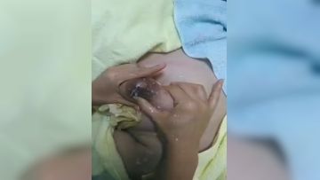 乳房按摩排乳法教学,风韵老阿姨亲自上场，为堵着的少妇挤奶，旁边的学生认真学着看着就是不能舔哎！