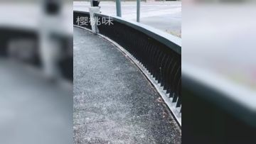 高颜值美女樱桃味 露出揉奶散步，看见有人来樱桃居然转过去了，不知有没有被看到，刺激死了！