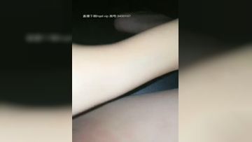 最新勾搭一姐降临『骚妮』户外现场勾搭屌丝玩车震啪 身体超敏感抽插玩出好多白浆 呻吟超动感 高清源码录制