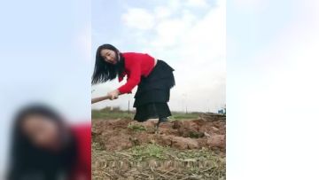 骚气红衣少妇【我要找一夜情】喜欢户外露出，野外锄地露出大屁股塞着跳蛋，旁边还有人回车上自慰