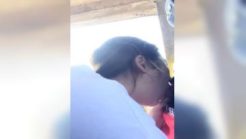 老哥带炮友户外山上口口啪啪大秀，旁边还有人撑伞口口废弃房子后入啪啪，很是诱惑喜欢不要错过