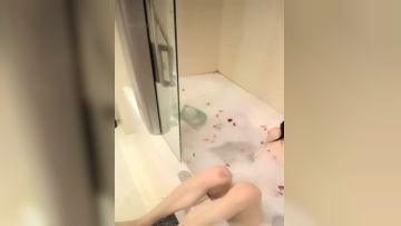 娇小身材网红脸妹子【小骚猫】沙发翘屁股扭动，浴缸洗完澡按摩器跳蛋自慰，很是诱惑喜欢不要错过