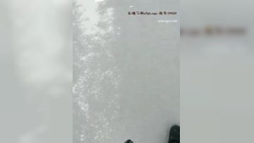 极品爆乳户外勾搭女王『会所女技师』疫情严重期间大胆勾搭口爆管理人员啪啪 黑牛入穴 竟是极品蝴蝶逼粉穴