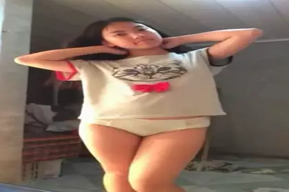 骚气十足的长发高中生自拍给你展示自己的小鲍鱼想被开发