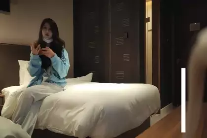 颜值不错腿上纹身蓝衣妹子啪啪，近距离拍摄舔逼上位骑坐大力抽插猛操