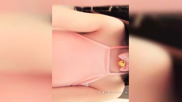 【草莓熊】粉嫩巨乳妹子情趣肚兜给炮友口口，深夜户外啪啪掰穴后入抽插非常诱人