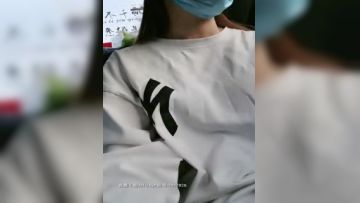 【坏丫头】鸭舌帽少妇户外直播搭讪小哥车上啪啪，粉逼开裆裤后座口口骑乘前座还有个观战