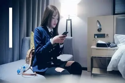 红唇花臂妹子啪啪，舔奶口交一字马张开双腿按着大力猛操