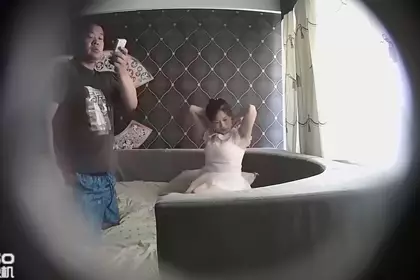 主题酒店偷拍气质美少妇酒店和单位领导偷情没想到胖领导战斗力那么强