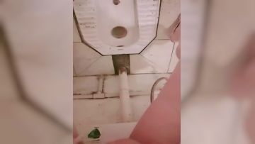 ✿户外刺激✿两个白富美在早茶闹市跳蛋自慰鲜鲍溢出白色淫汁周围都是一群人在唠嗑偷偷潮吹喷了一地淫水太刺激了