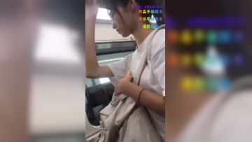 【地铁真实猥亵】齐叔深圳地铁跟踪邻居的女朋友，高中生很清纯，就这样直接顶上去了，女友虽然察觉但是没有抗拒