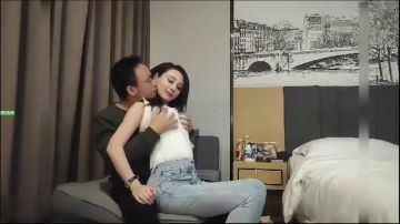 步宾探花约了个牛仔裤性感大奶妹子啪啪 穿上连体丝袜后入