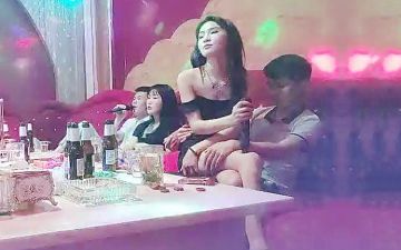 KTV点了两个妹子一人一个揉捏奶子唱唱歌沙发上同时开操翘起屁股后入勐操