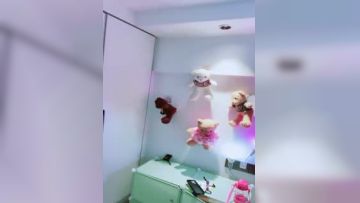 白丝情趣小护士全程露脸展示逼逼绝活，这么大个土豆完全塞逼里震撼狼友，表情好痛苦，逼逼自己还把土豆吐出