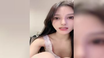 超美网红脸女神妹子，性感白丝比基尼，身材超棒，人间尤物椅子上特写白虎穴第02集