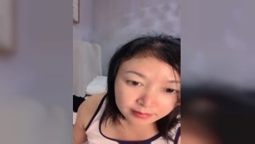 大奶骚妈带着女儿一起直播，全程露脸淫声荡当，撅着屁股用道具插菊花，吃奶玩逼自慰特写展示，听狼友指挥