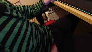 我给在连麦玩游戏的男朋友口交，口内射精