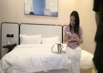 长相甜美白裤大奶外围妹 镜头特写深喉口交 扶着小腰后入抽插勐操 骑乘打桩操的妹子受不了