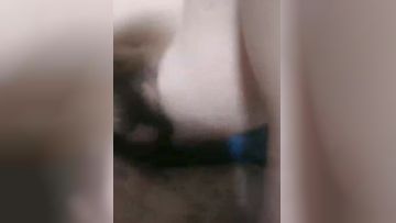 深夜调教按摩店风骚老板娘，露脸舔弄大鸡巴，让小哥直接在按摩床上无套爆草蹂躏，浪叫呻吟不止直接内射骚穴