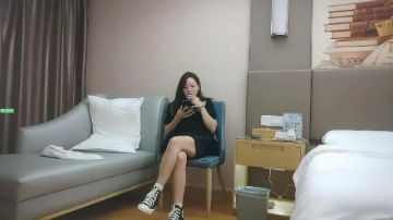 黑裙小少妇要求穿上情趣装黑丝袜深喉口交一顿舔活不错正入抽插打桩勐操