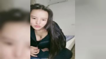 新来的大奶美女全程露脸伺候小哥，把小鸡巴舔成大鸡巴，享受小哥的后入抽插带来的刺激快感浪叫呻吟精彩刺激