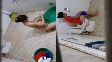 夜里爬进农村院子里趴透气窗偷窥偷拍少妇洗澡她家里养了条狗差点被咬了