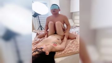 超骚的小少妇茂密的黑森林伺候两个小哥激情3P，口交乳交大鸡巴，让两个小哥吃奶舔逼各种抽插，浪叫呻吟不止第07集