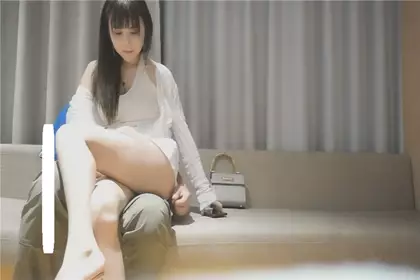 极品美乳外围妹，阴毛稀疏小穴看着挺嫩小宝狂抠穴，疯狂啪啪很是诱惑喜欢不要错过