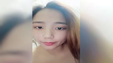 甜美风骚诱人的小老板娘一个人陪狼友嗨，全程露脸大秀直播，自己揉奶抠逼玩的好刺激，疯狂抽插高潮喷水真骚第03集