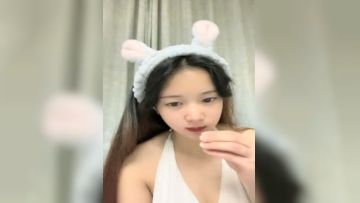 白色抹胸晚礼服，超短裙，大白屁股都是露在外面，丰满大奶子，侧面露出一线天道具插入粉穴第01集